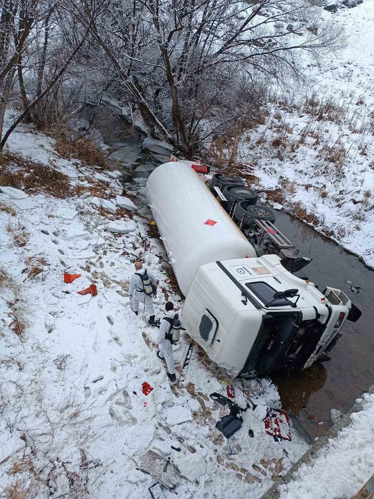gumushanede-lpg-yuklu-tanker-dere-yatagina-devrildi-1-yarali