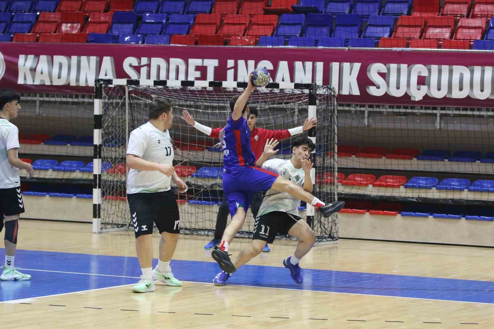 hakeme-saldirmaya-calisti-sahadan-guvenlikle-cikartildi