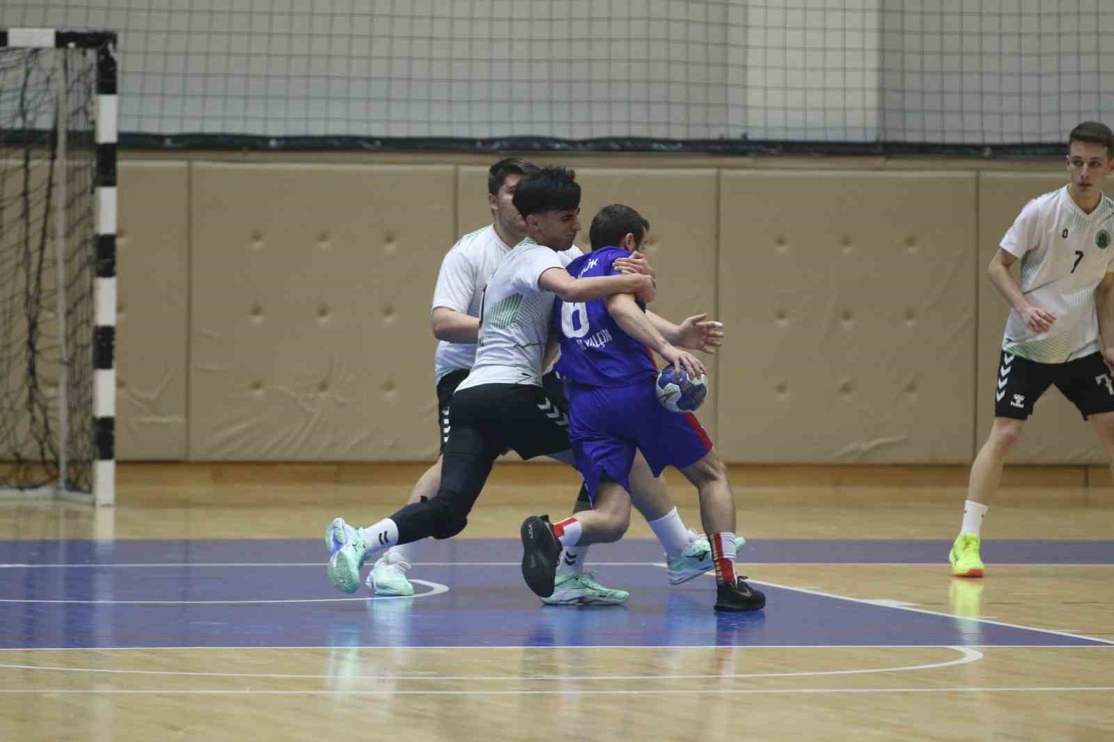 hakeme-saldirmaya-calisti-sahadan-guvenlikle-cikartildi