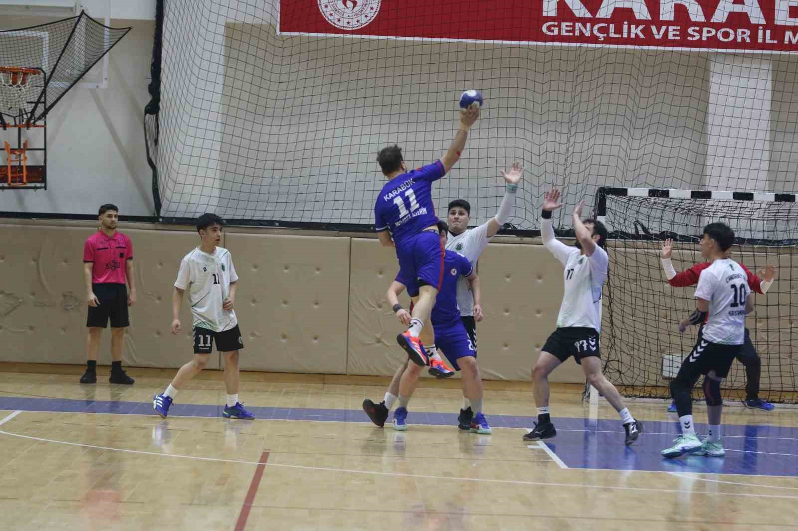 hakeme-saldirmaya-calisti-sahadan-guvenlikle-cikartildi