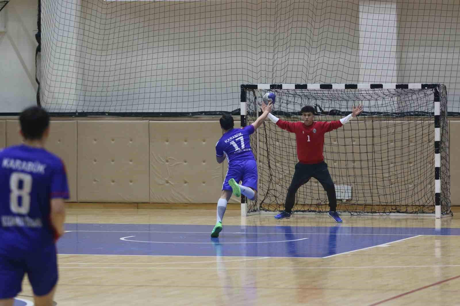 hakeme-saldirmaya-calisti-sahadan-guvenlikle-cikartildi