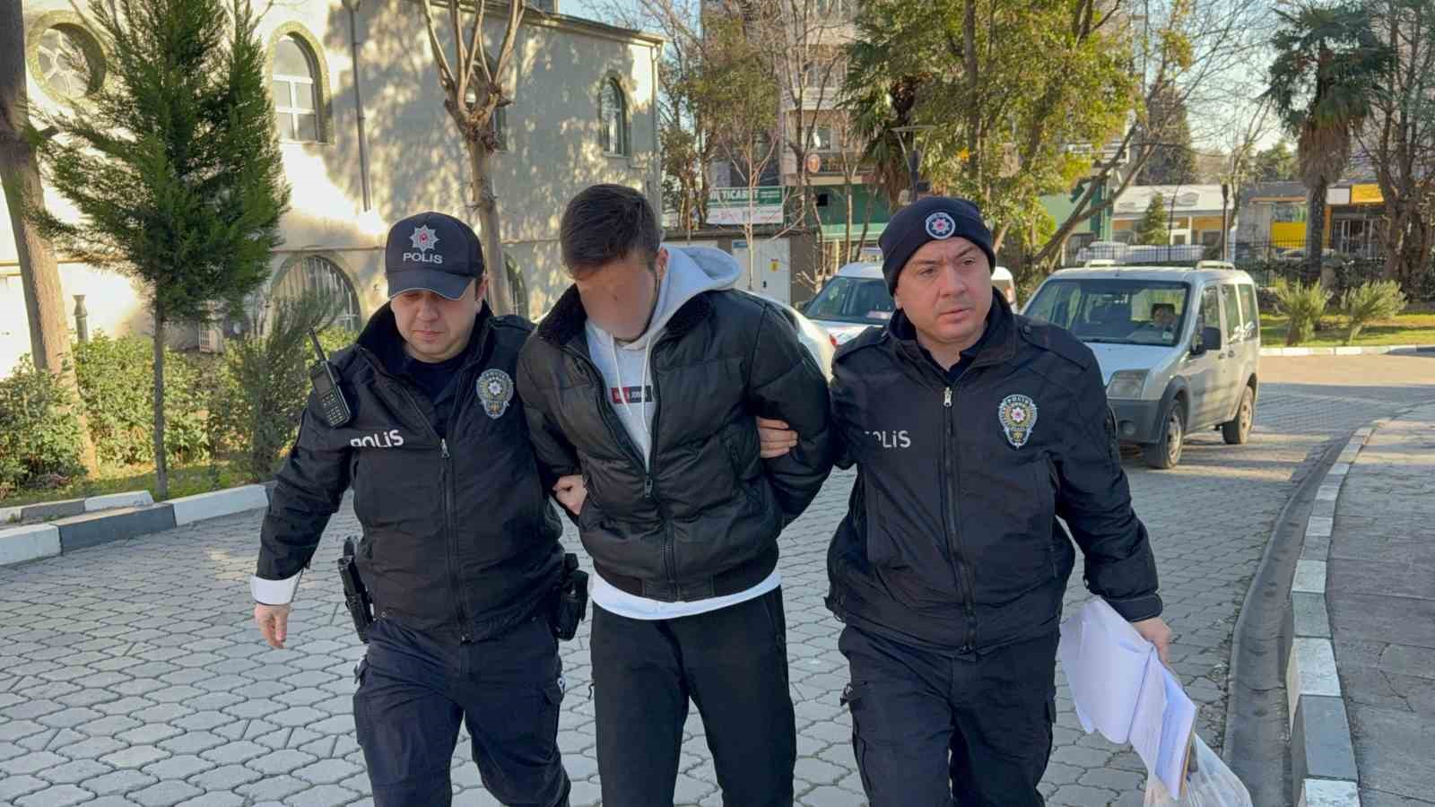 halk-otobusunde-lise-ogrencisinin-boynuna-bicak-dayayan-universite-ogrencisi-yakalandi