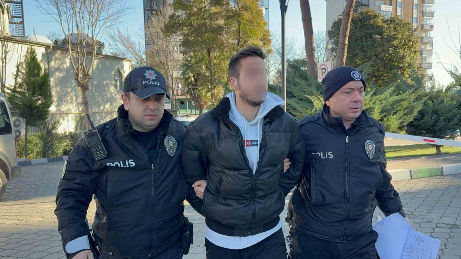 halk-otobusunde-lise-ogrencisinin-boynuna-bicak-dayayan-universite-ogrencisi-yakalandi