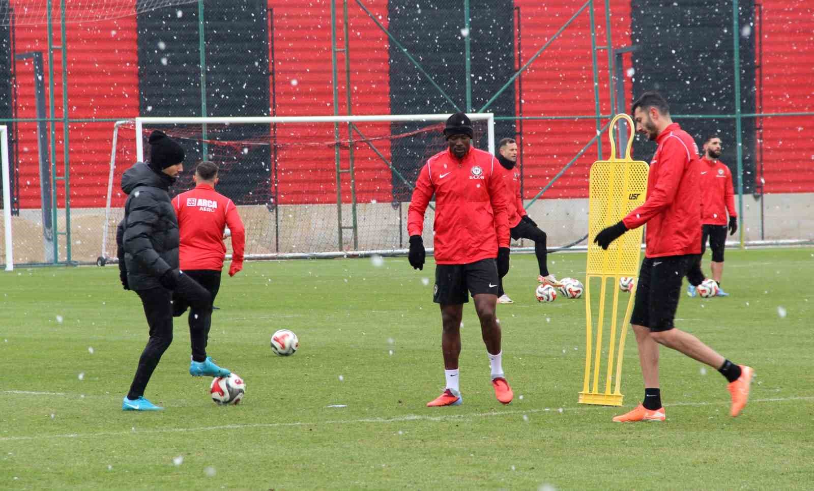 huseyin-eroglu-deplasman-ic-saha-fark-etmeden-her-maci-kazanmak-icin-oynamak-en-onemli-kriterimiz