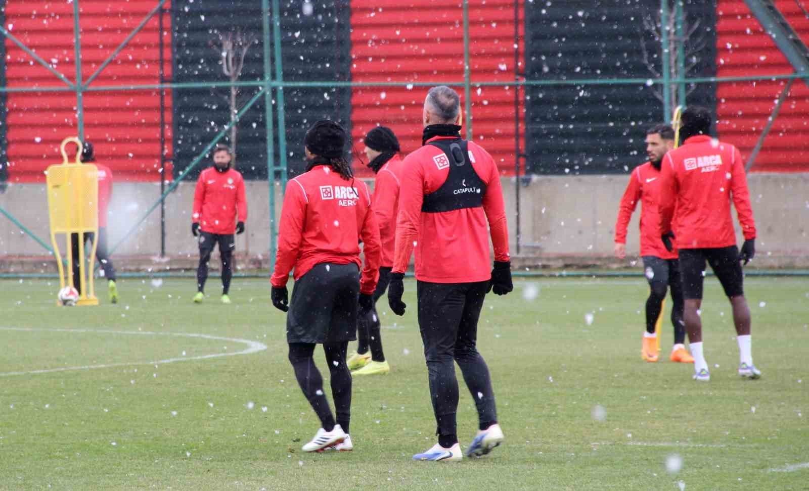 huseyin-eroglu-deplasman-ic-saha-fark-etmeden-her-maci-kazanmak-icin-oynamak-en-onemli-kriterimiz