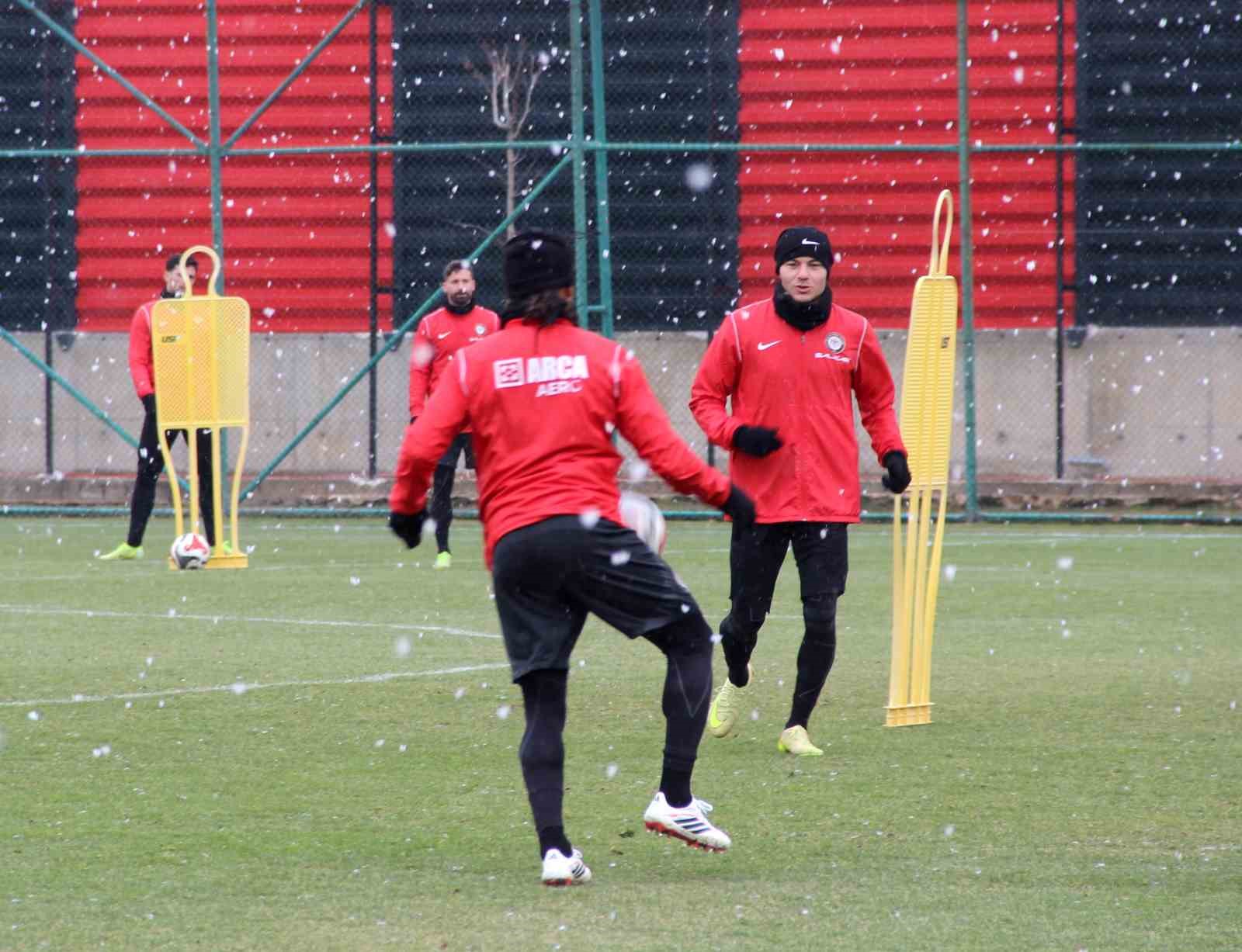 huseyin-eroglu-deplasman-ic-saha-fark-etmeden-her-maci-kazanmak-icin-oynamak-en-onemli-kriterimiz