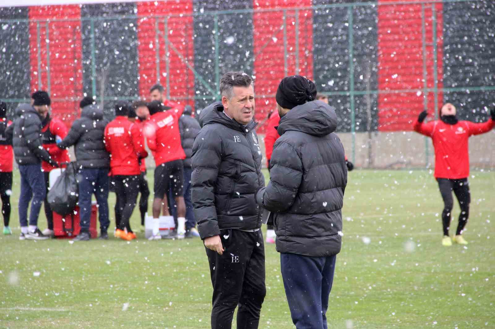 huseyin-eroglu-deplasman-ic-saha-fark-etmeden-her-maci-kazanmak-icin-oynamak-en-onemli-kriterimiz