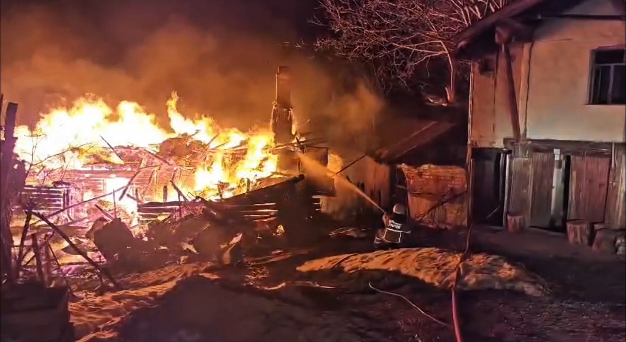 iki-katli-ahsap-ev-alevlere-teslim-oldu-1-yarali