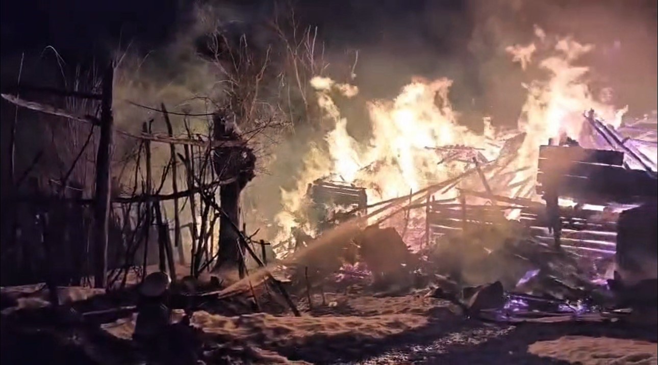 iki-katli-ahsap-ev-alevlere-teslim-oldu-1-yarali