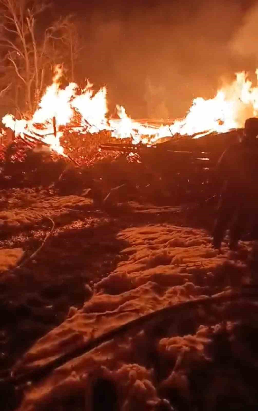 iki-katli-ahsap-ev-alevlere-teslim-oldu-1-yarali