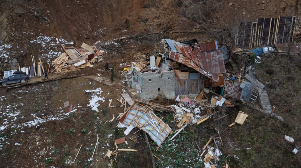 ineklerine-ot-vermek-icin-geldigi-ahirda-heyelandan-son-anda-kurtuldu