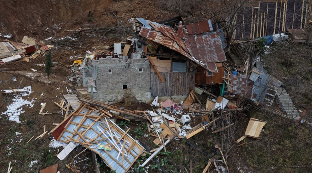 ineklerine-ot-vermek-icin-geldigi-ahirda-heyelandan-son-anda-kurtuldu