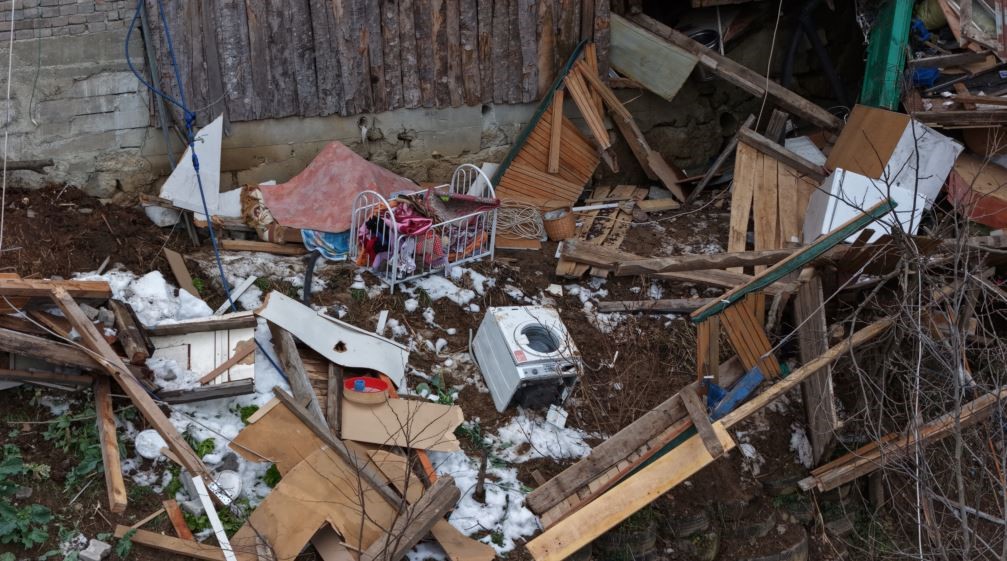 ineklerine-ot-vermek-icin-geldigi-ahirda-heyelandan-son-anda-kurtuldu