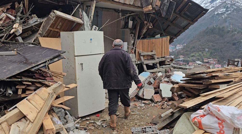 ineklerine-ot-vermek-icin-geldigi-ahirda-heyelandan-son-anda-kurtuldu