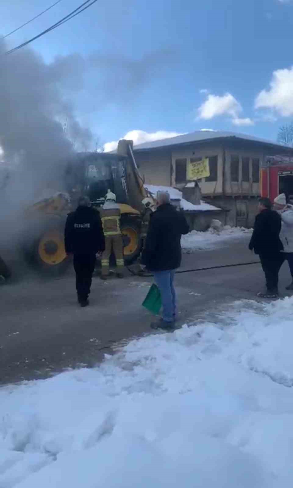 is-makinesinde-cikan-yangini-karla-sondurmeye-calistilar