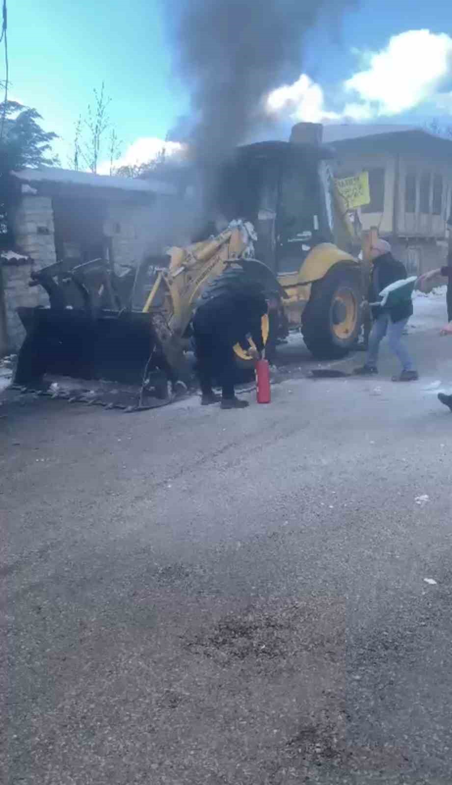 is-makinesinde-cikan-yangini-karla-sondurmeye-calistilar