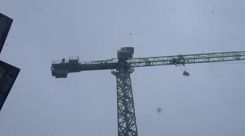 iscilerden-insaat-kule-vincinde-intihar-girisimi