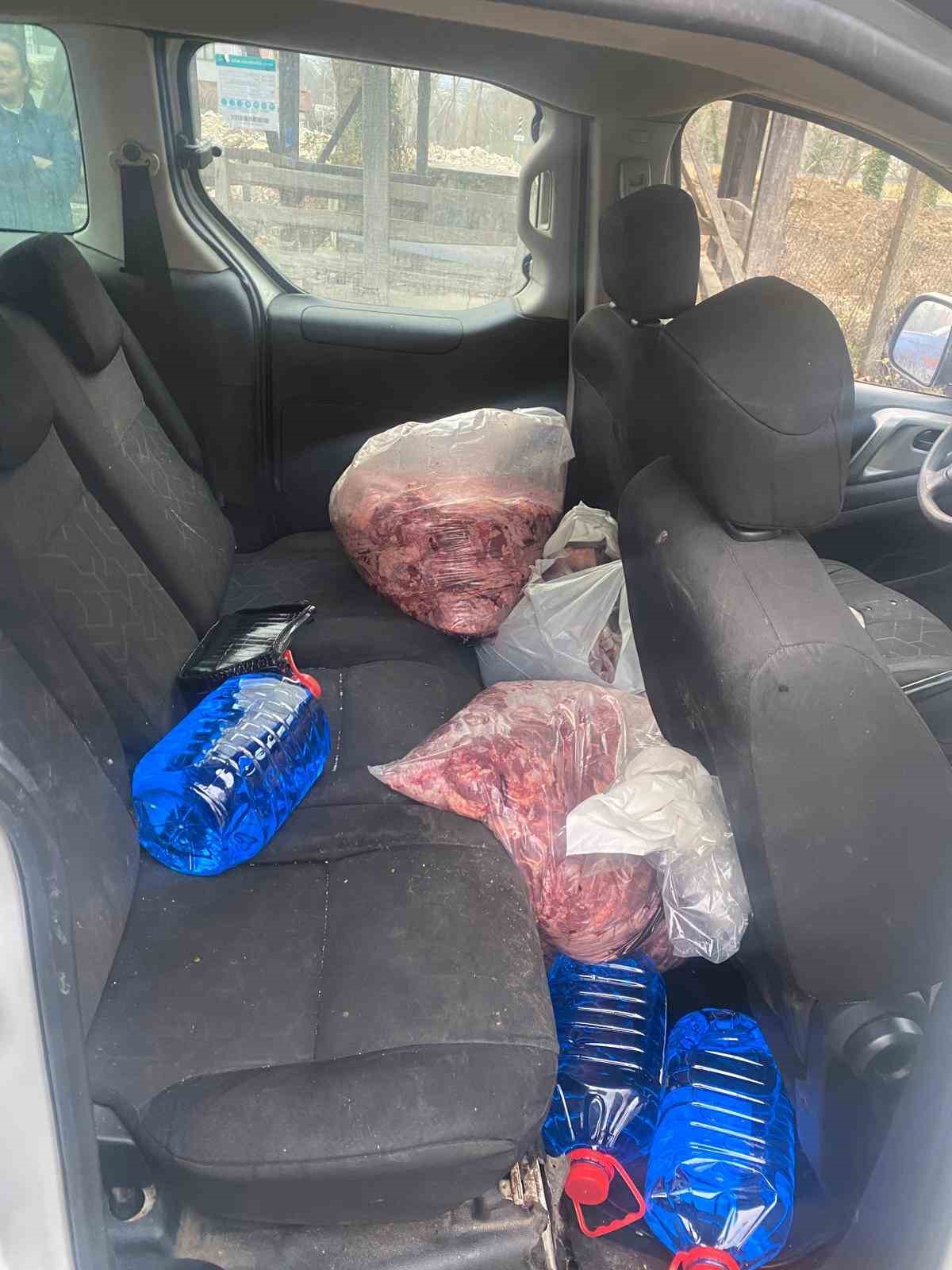 jandarmanin-durdurdugu-aractan-450-kilo-bozulmus-et-cikti