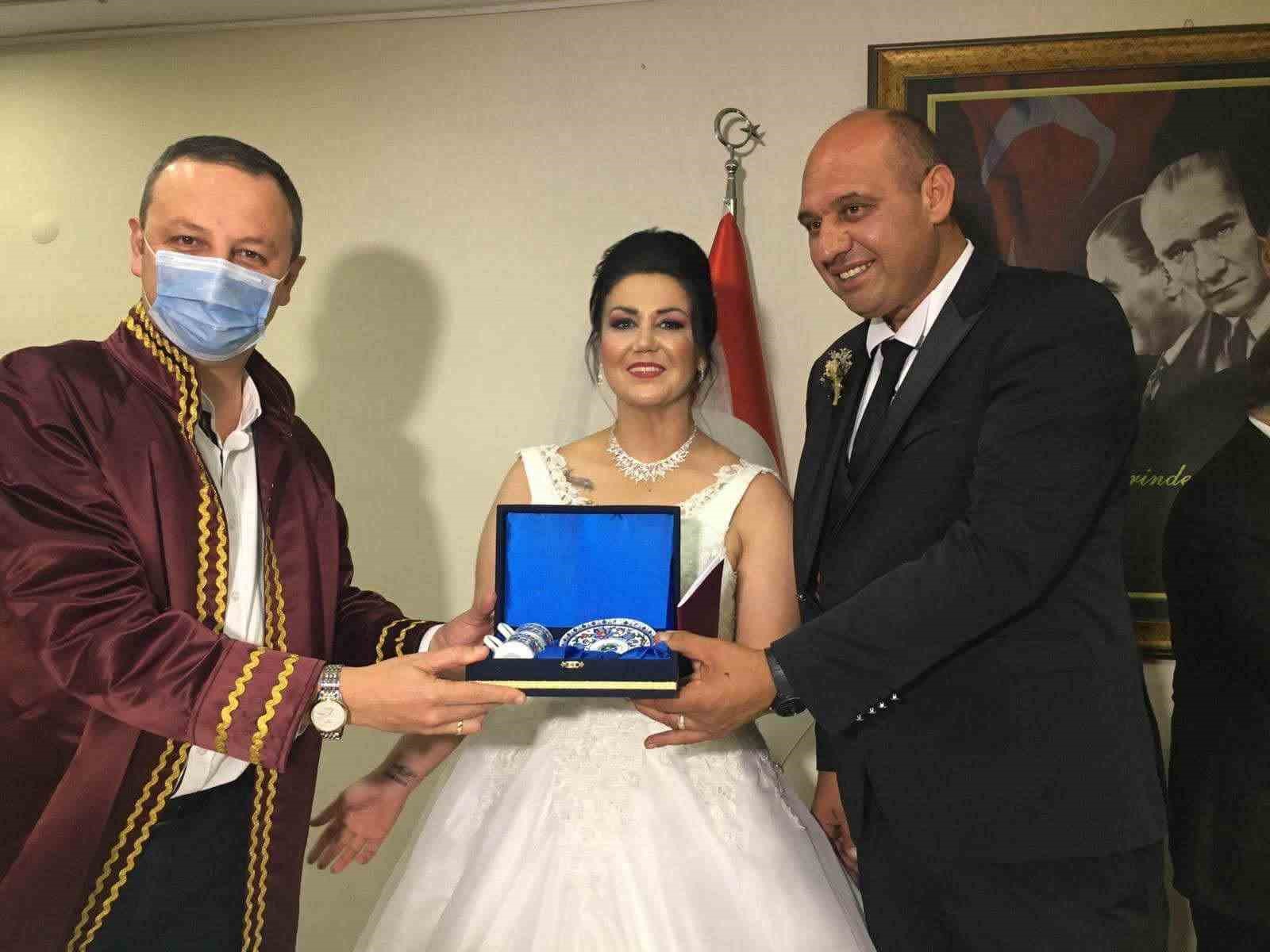 kahreden-tesaduf-6-yil-once-annesi-patates-puresinden-kizi-ise-elma-yerken-oldu