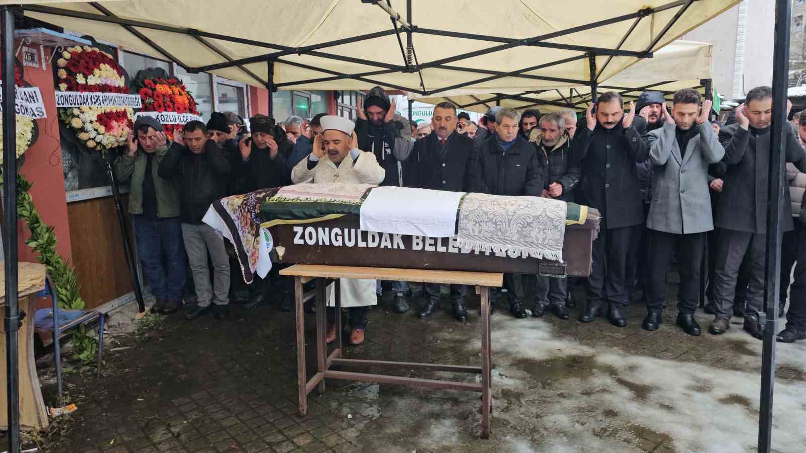 kahreden-tesaduf-6-yil-once-annesi-patates-puresinden-kizi-ise-elma-yerken-oldu