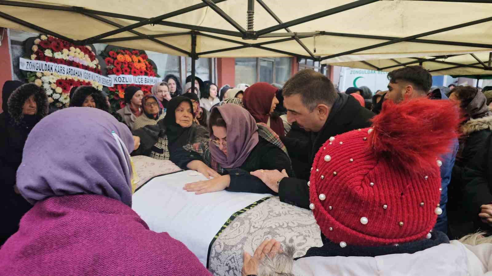 kahreden-tesaduf-6-yil-once-annesi-patates-puresinden-kizi-ise-elma-yerken-oldu