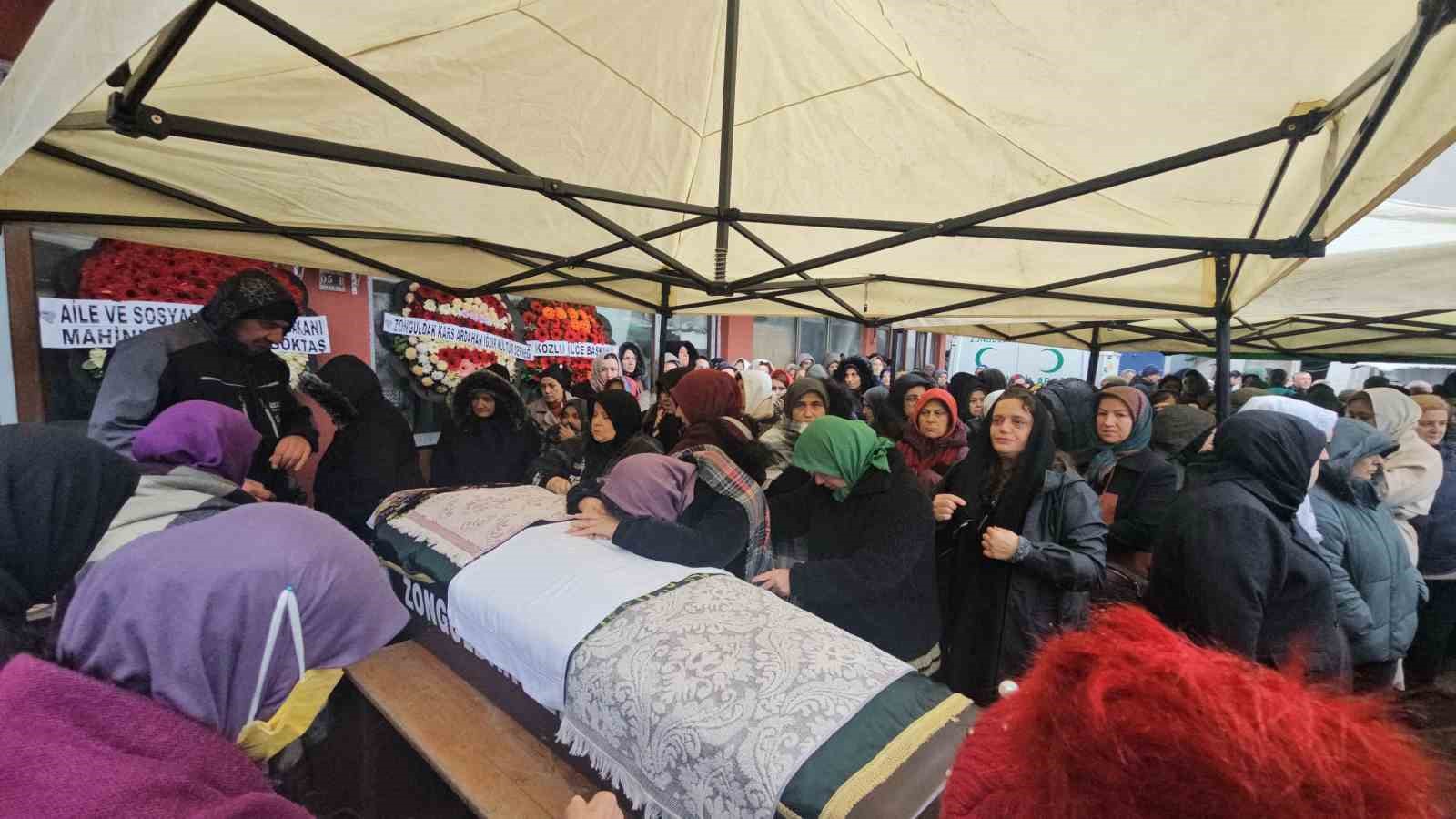 kahreden-tesaduf-6-yil-once-annesi-patates-puresinden-kizi-ise-elma-yerken-oldu