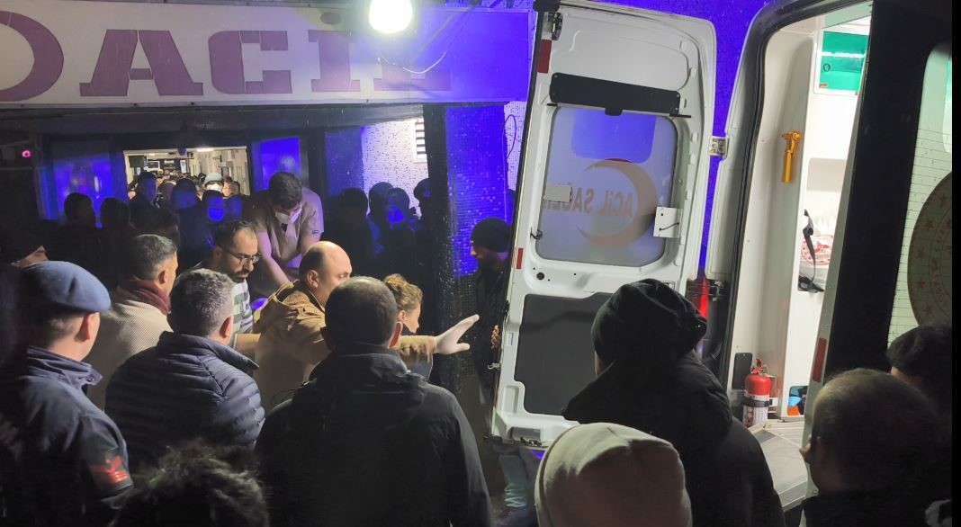 kalbi-duran-yarali-icin-doktor-sedye-uzerinde-kalp-masaji-yapti