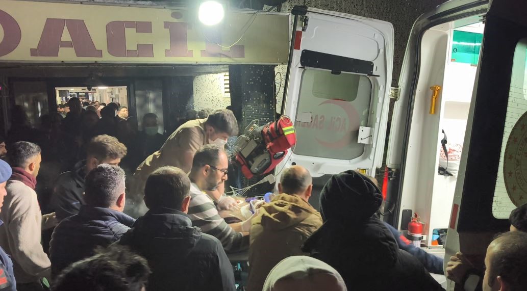 kalbi-duran-yarali-icin-doktor-sedye-uzerinde-kalp-masaji-yapti