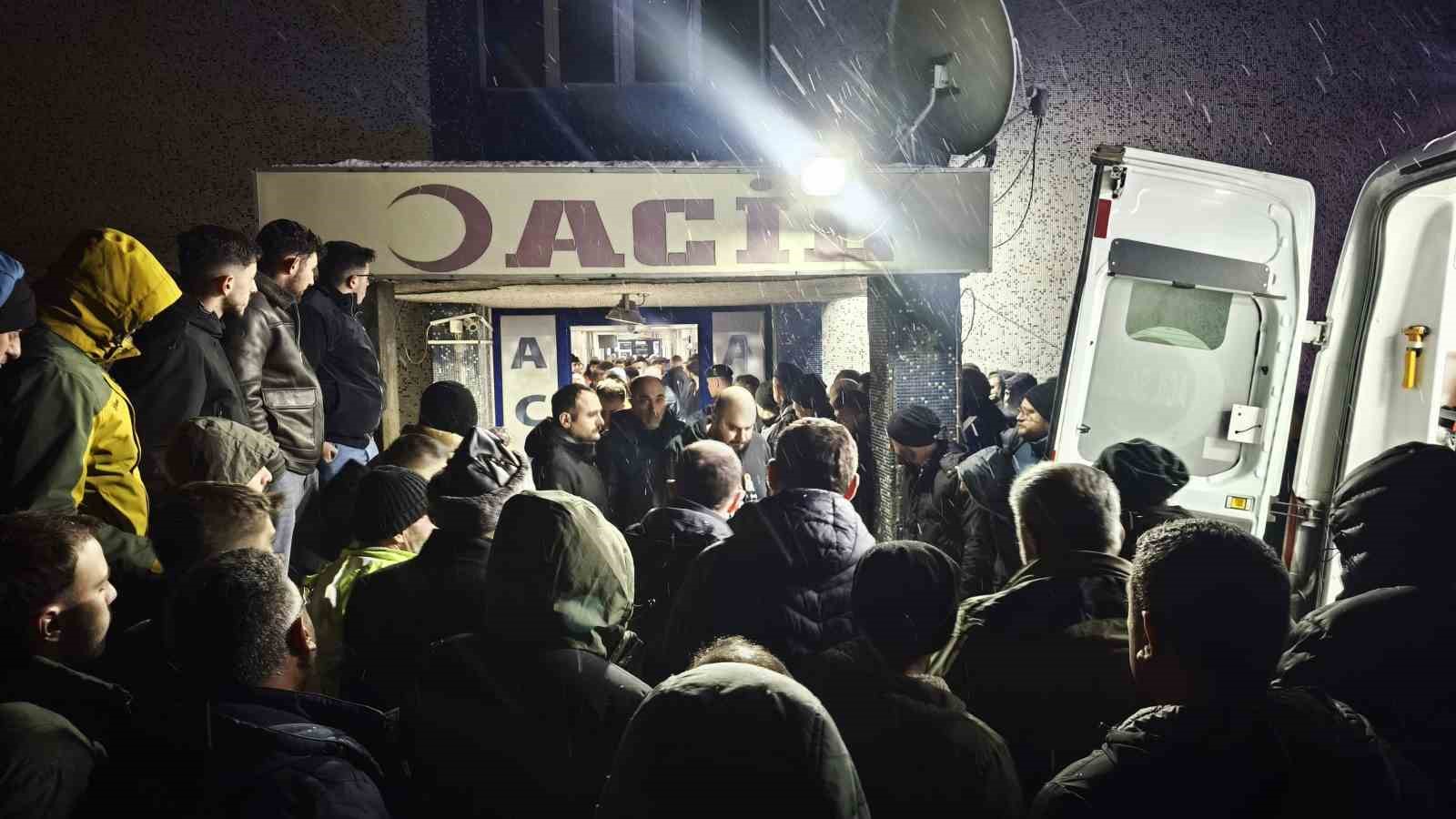 kalbi-duran-yarali-icin-doktor-sedye-uzerinde-kalp-masaji-yapti