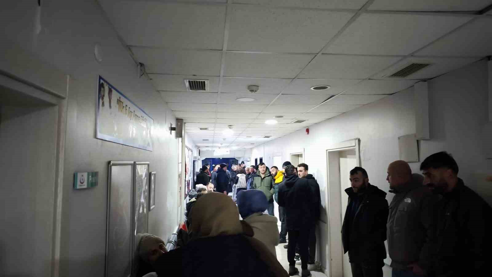 kalbi-duran-yarali-icin-doktor-sedye-uzerinde-kalp-masaji-yapti