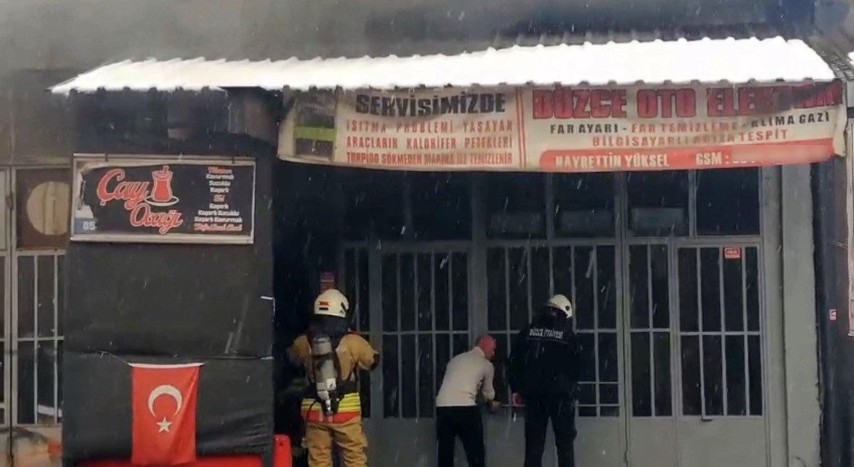 kapali-dukkandan-cikan-dumani-fark-etti-sanayi-carsisini-kurtardi