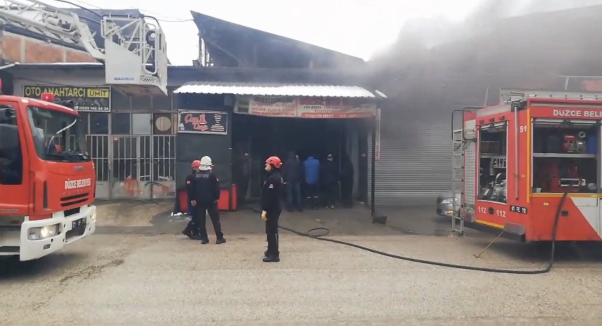 kapali-dukkandan-cikan-dumani-fark-etti-sanayi-carsisini-kurtardi