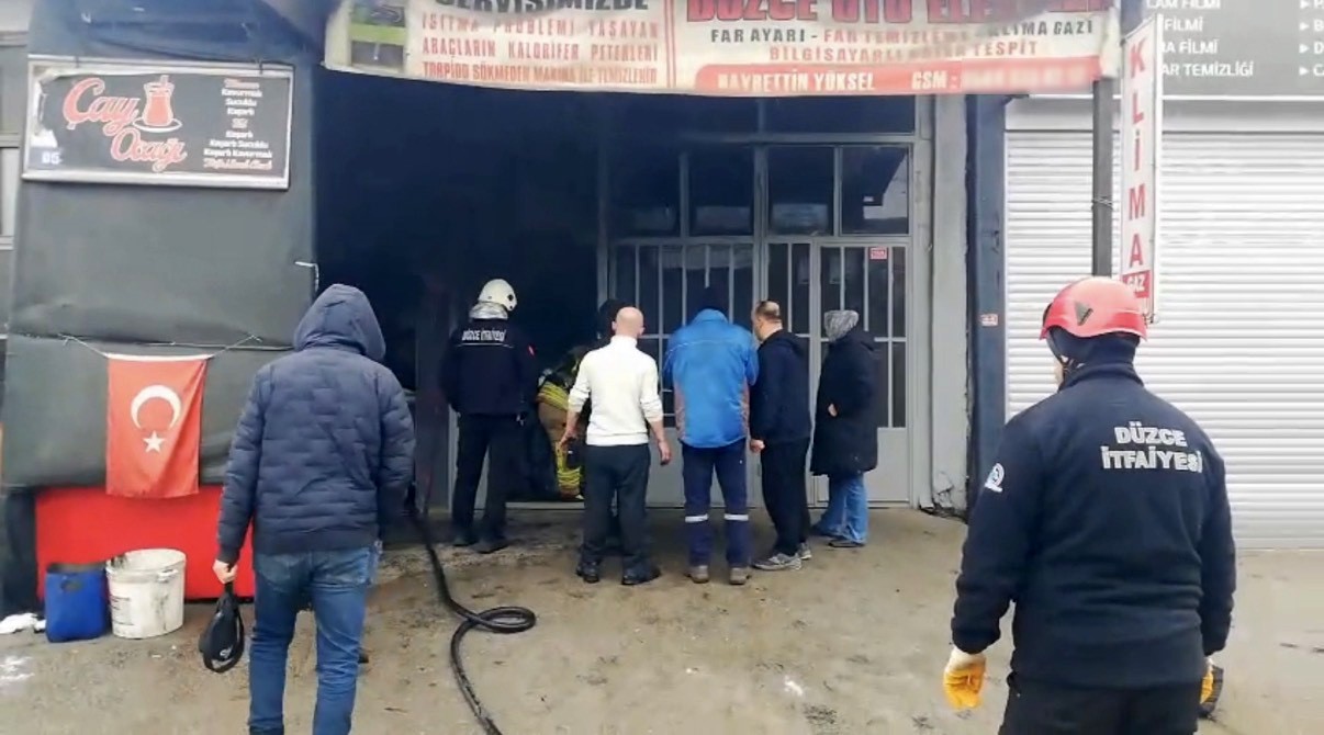 kapali-dukkandan-cikan-dumani-fark-etti-sanayi-carsisini-kurtardi