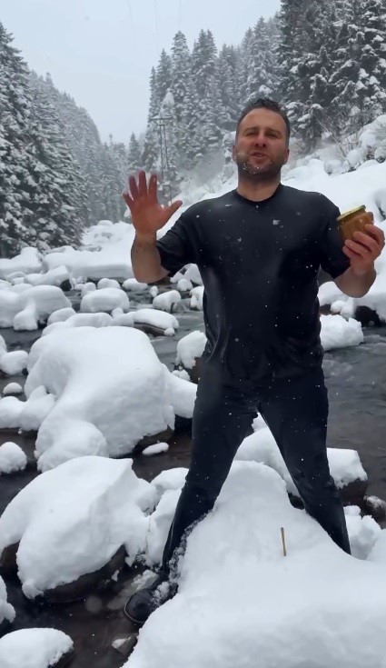 kar-ve-soguga-aldirmadi-urununu-tanitmak-icin-dereye-girdi