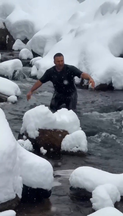 kar-ve-soguga-aldirmadi-urununu-tanitmak-icin-dereye-girdi