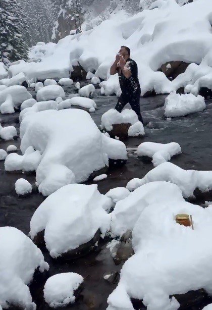 kar-ve-soguga-aldirmadi-urununu-tanitmak-icin-dereye-girdi