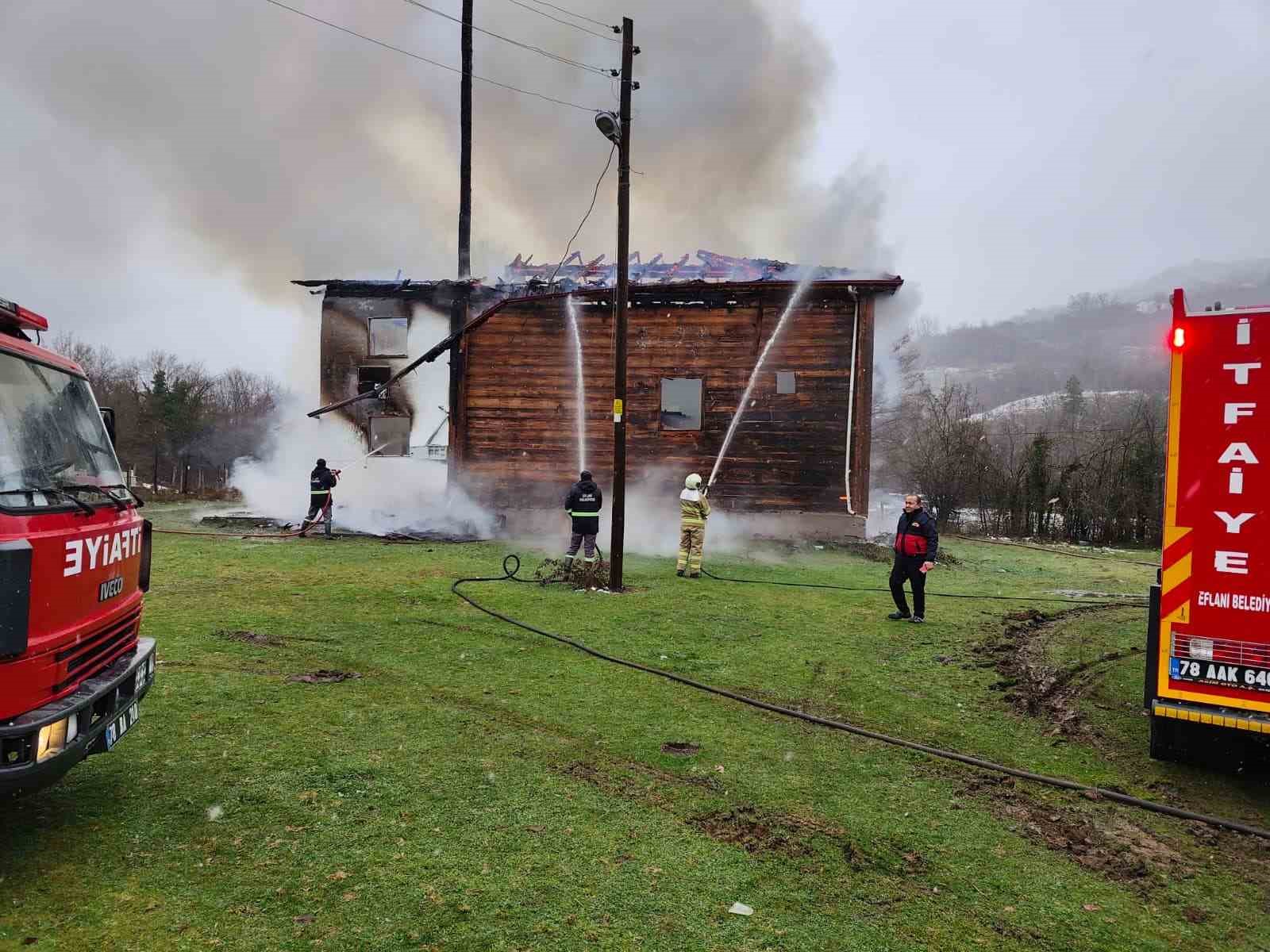 karabukte-450-yillik-ahsap-cami-alevlere-teslim-oldu