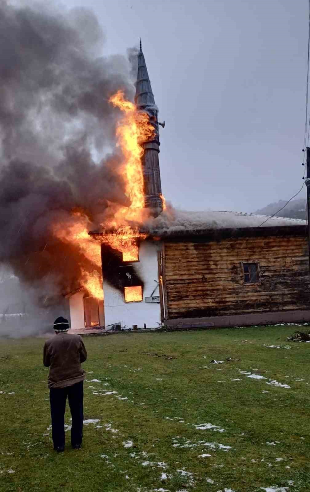 karabukte-450-yillik-ahsap-cami-alevlere-teslim-oldu