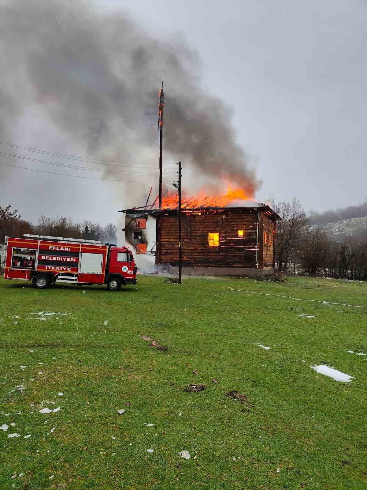 karabukte-450-yillik-ahsap-cami-alevlere-teslim-oldu