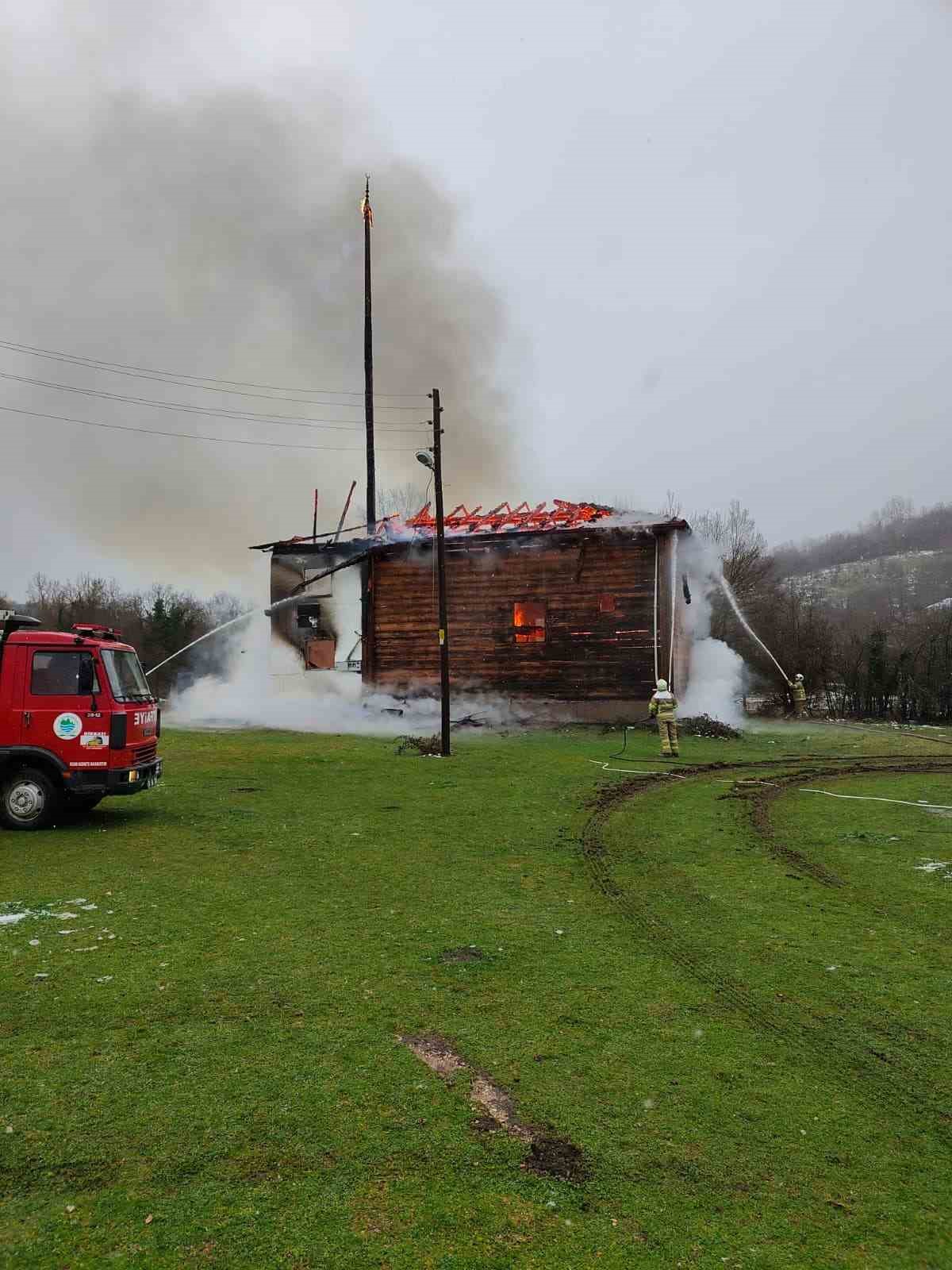 karabukte-450-yillik-ahsap-cami-alevlere-teslim-oldu