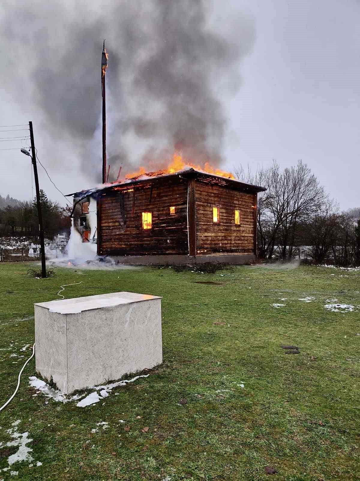 karabukte-450-yillik-ahsap-cami-alevlere-teslim-oldu