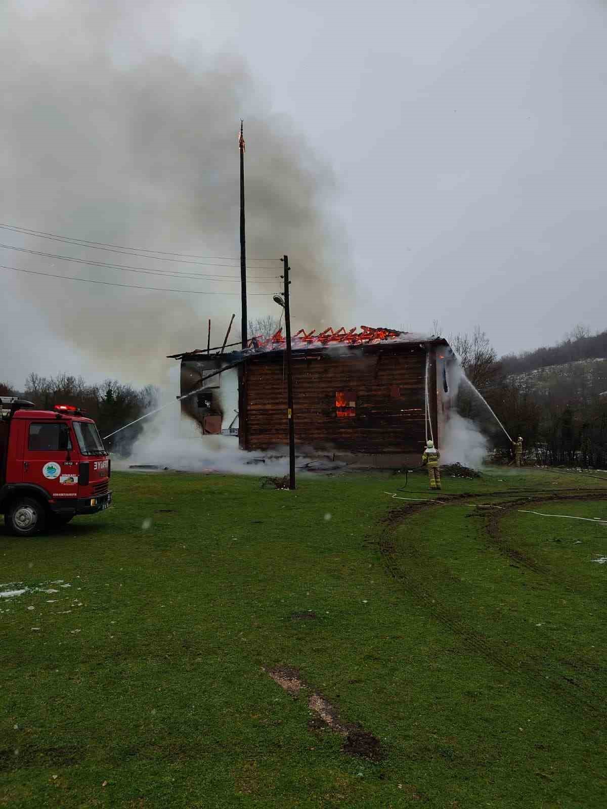 karabukte-450-yillik-ahsap-cami-alevlere-teslim-oldu