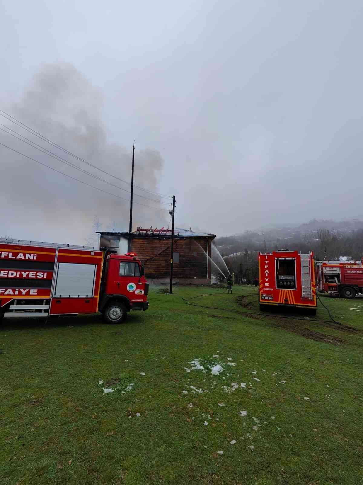 karabukte-450-yillik-ahsap-cami-alevlere-teslim-oldu