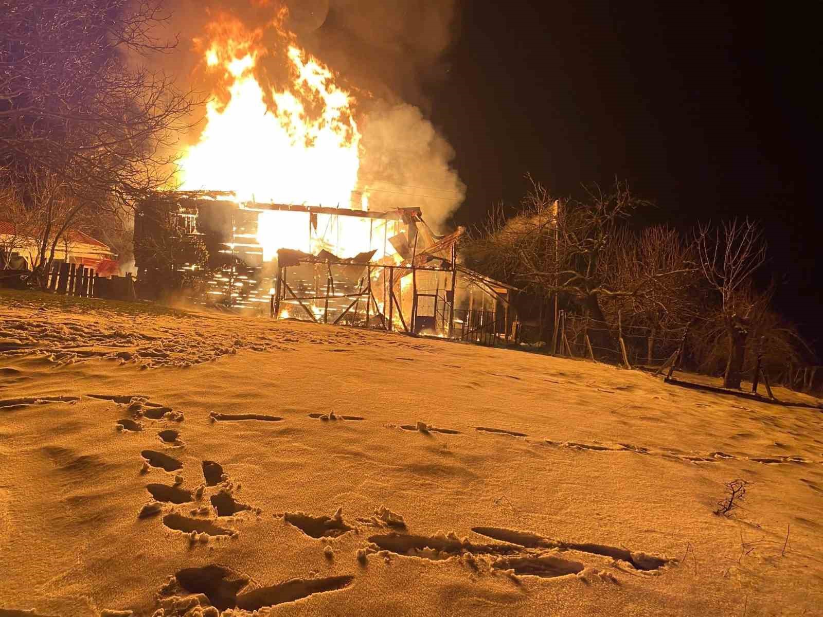 karabukte-iki-katli-ahsap-ev-kule-dondu