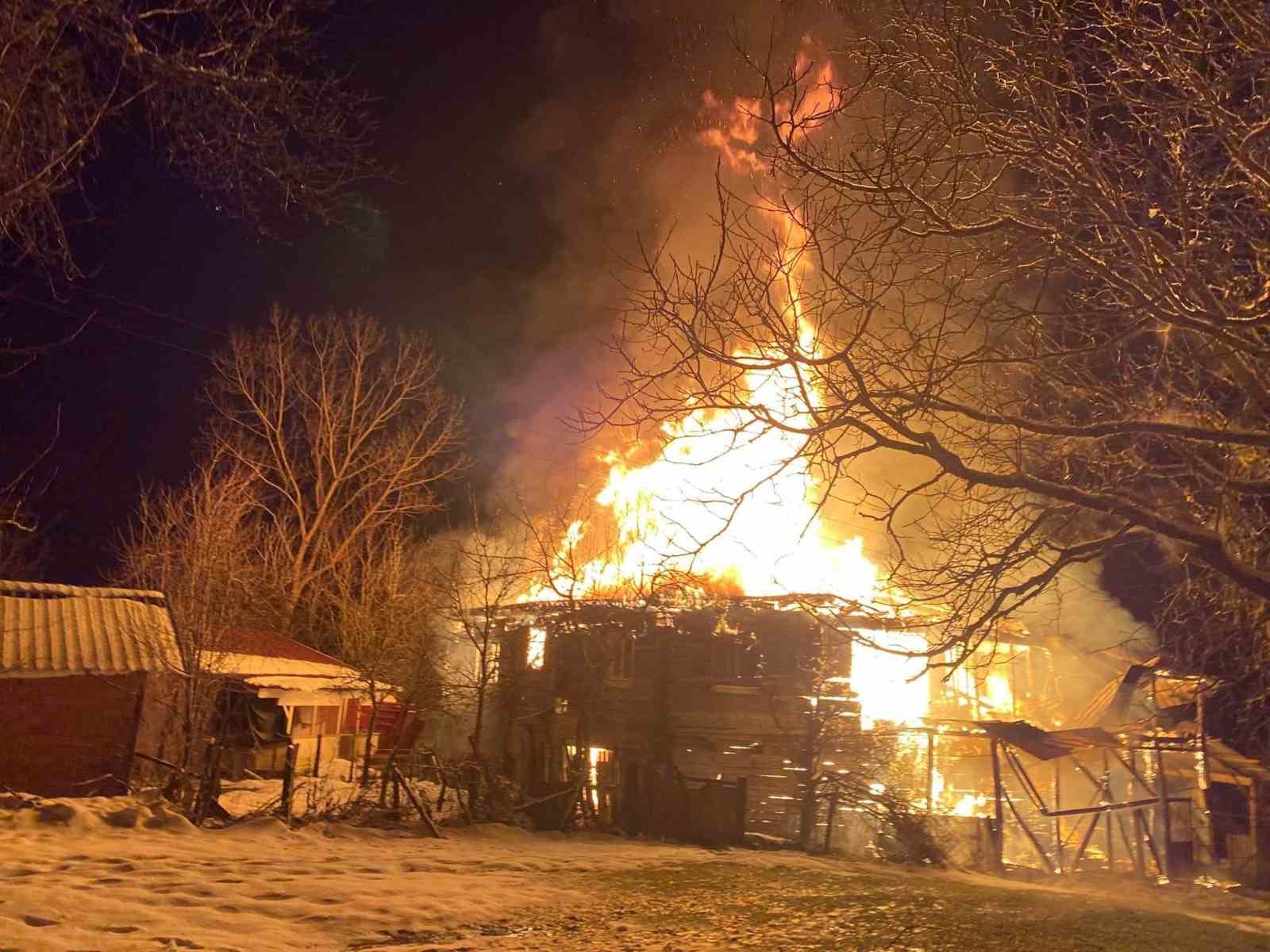 karabukte-iki-katli-ahsap-ev-kule-dondu