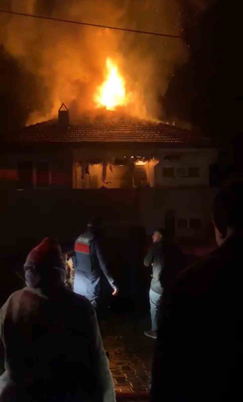 karabukte-iki-katli-evde-korkutan-yangin