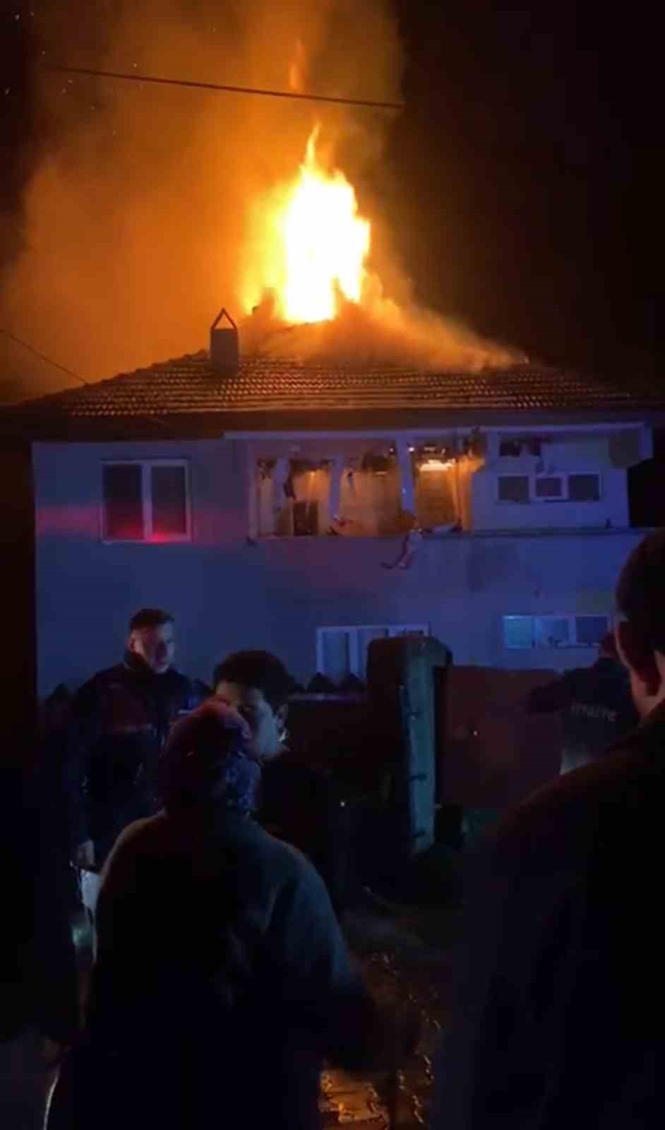 karabukte-iki-katli-evde-korkutan-yangin