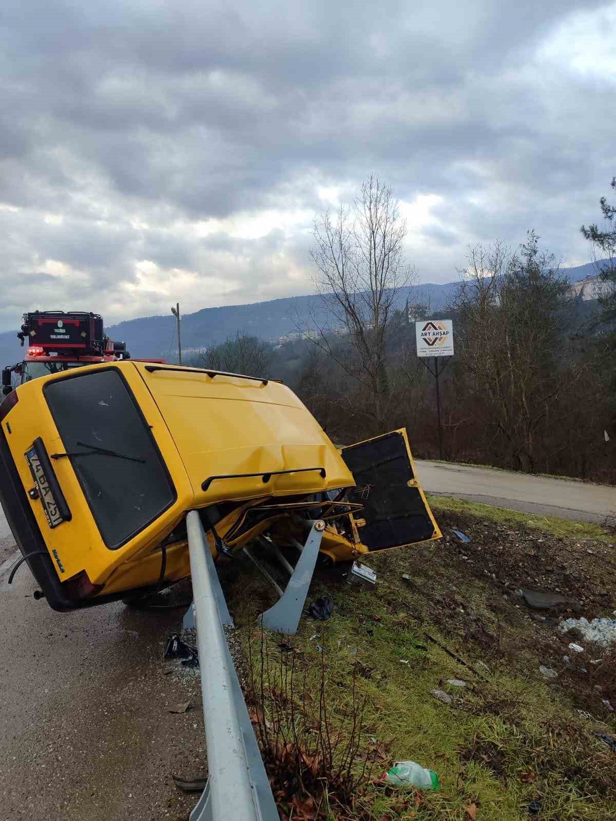 karabukte-otomobil-demir-bariyere-carpti-1-yarali