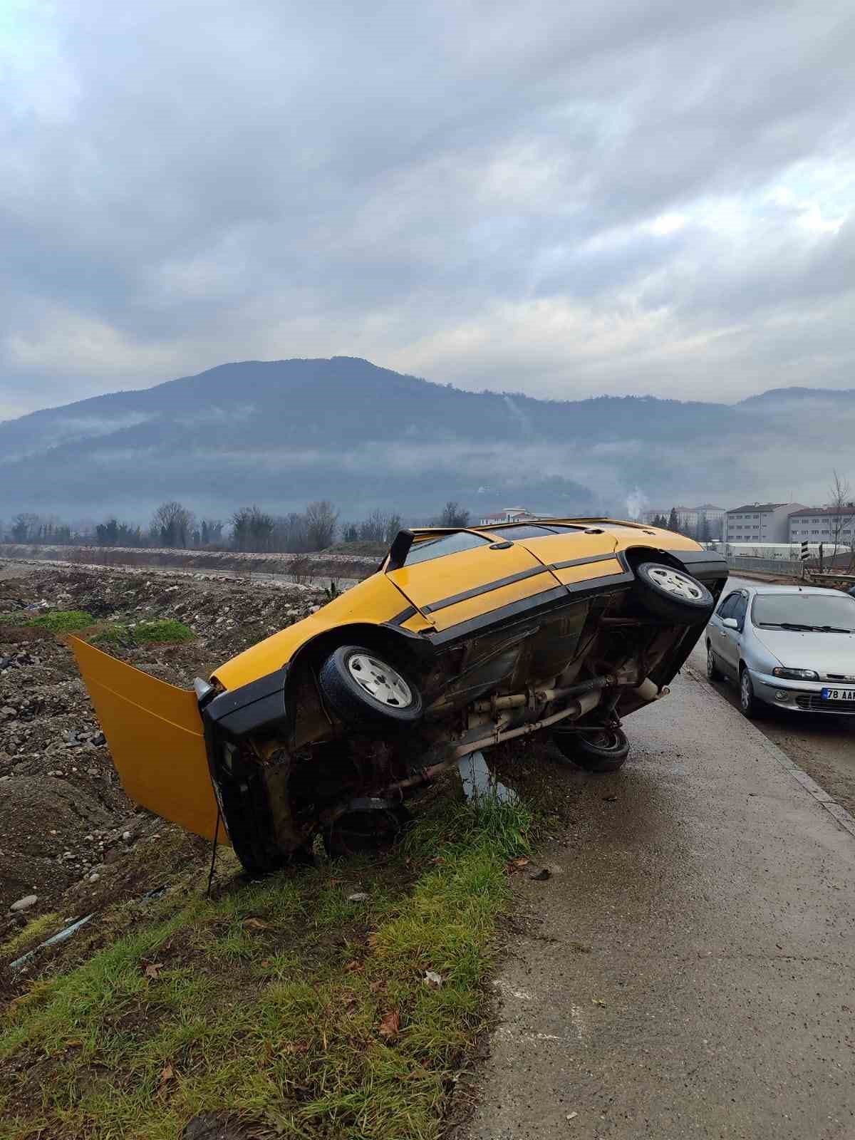 karabukte-otomobil-demir-bariyere-carpti-1-yarali