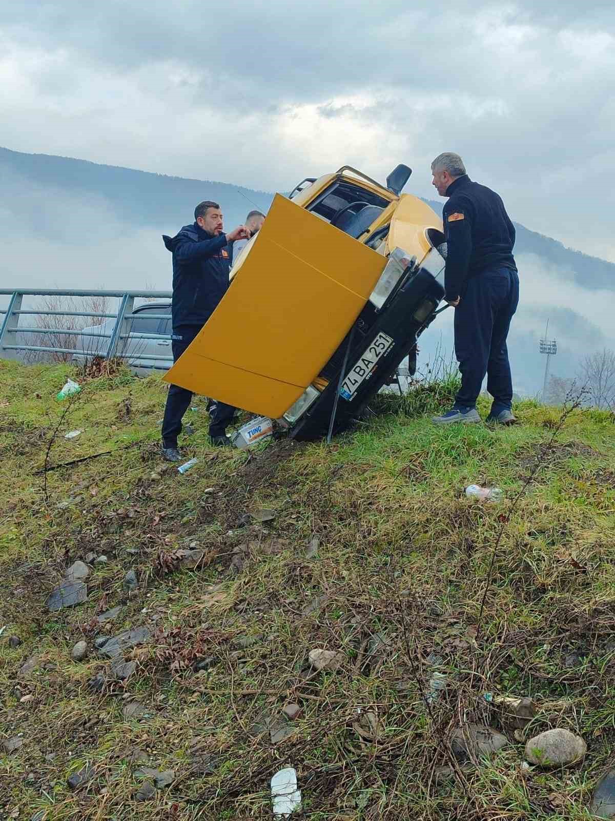 karabukte-otomobil-demir-bariyere-carpti-1-yarali